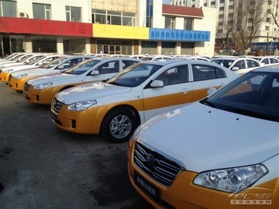 奔騰B50出租車強勢入駐邢臺瑞騰4S店 引領(lǐng)出租行業(yè)新潮流